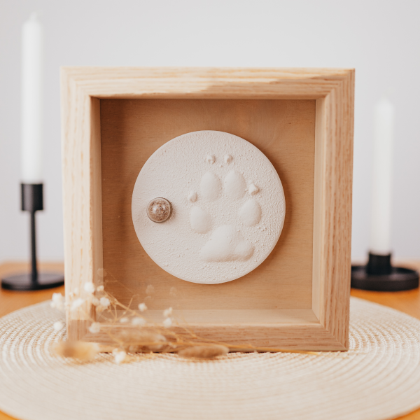Pfotenabdruck im Bilderrahmen mit Asche – Individuelle Erinnerungsstücke von besonderen Menschen