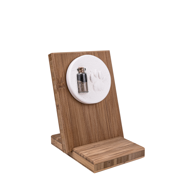 Pfotenabdruck aus Gips mit Fell auf Holztafel