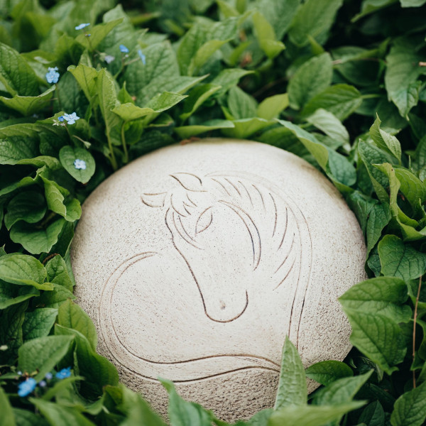 Keramikurne Diskus, Pferd