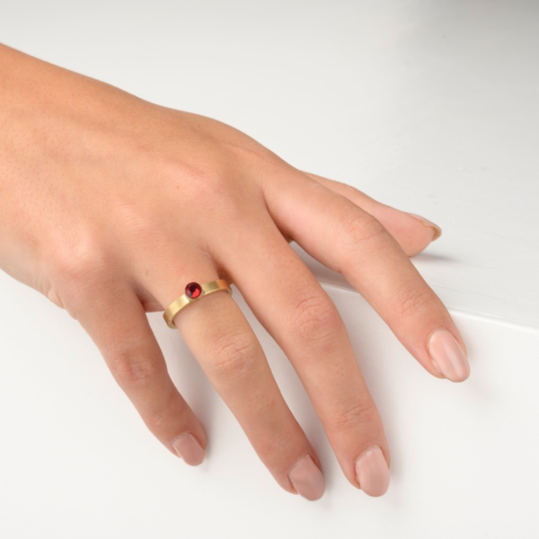 Geburtssteinring mit Aschekapsel