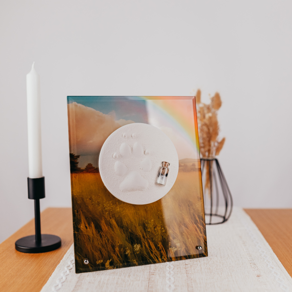 Pfotenabdruck mit Fell auf Glasplatte inkl. Bedruckung und Beschriftung