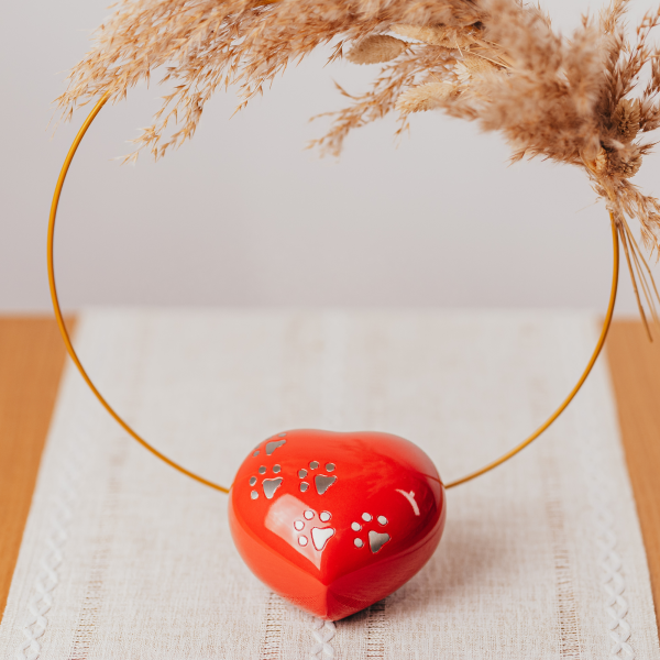 Metallurne Herz mit Pfötchenspur