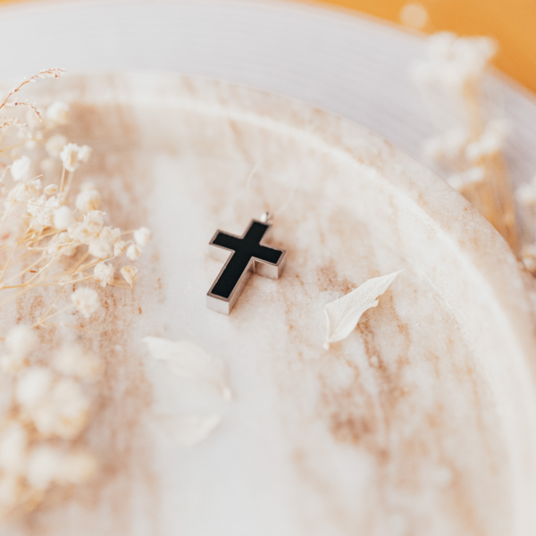 Ascheanhänger Kreuz silber schwarz