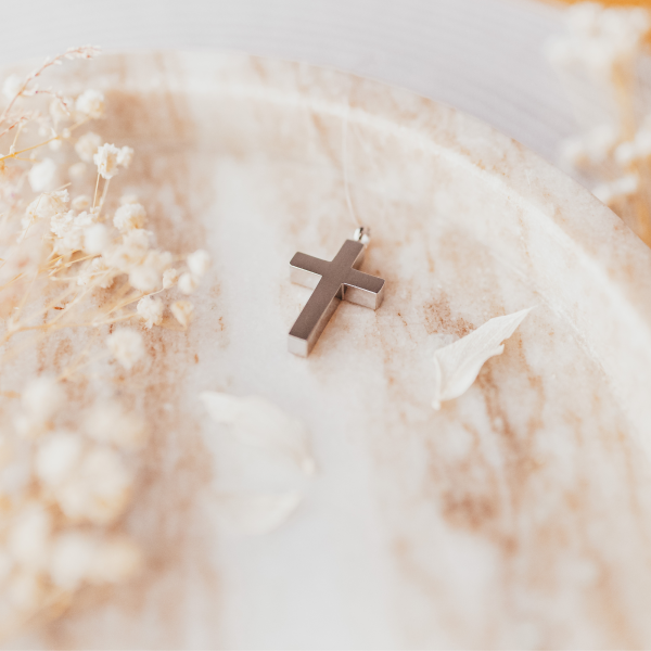 Edelstahl Ascheschmuck, Kreuz, vorderseite & seitlich hochglanzpoliert, Rückseite matt