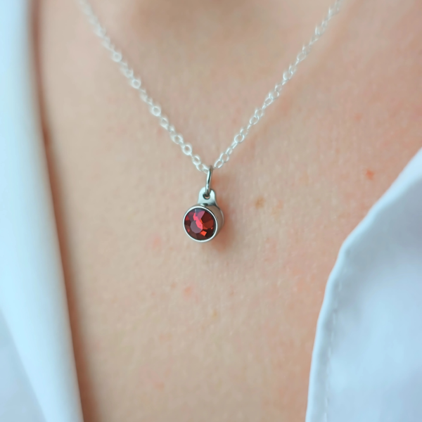 Geburtsstein-Kettenanhänger mit Aschekapsel