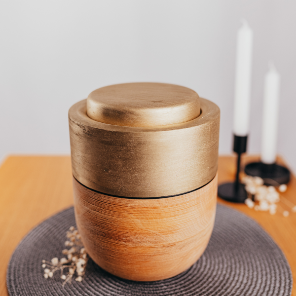 Holzurne Linde, goldener Zierring gebürstet