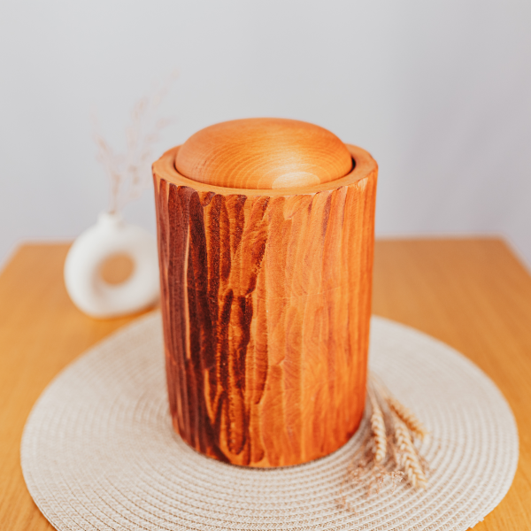 Handgefertigte Holzurne in Schnitzoptik