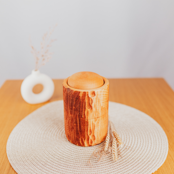 Handgefertigte Holzurne in Schnitzoptik