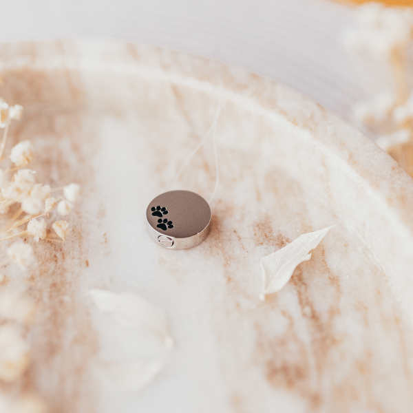 Ascheanhänger Kreis mit zwei schwarzen Pfoten