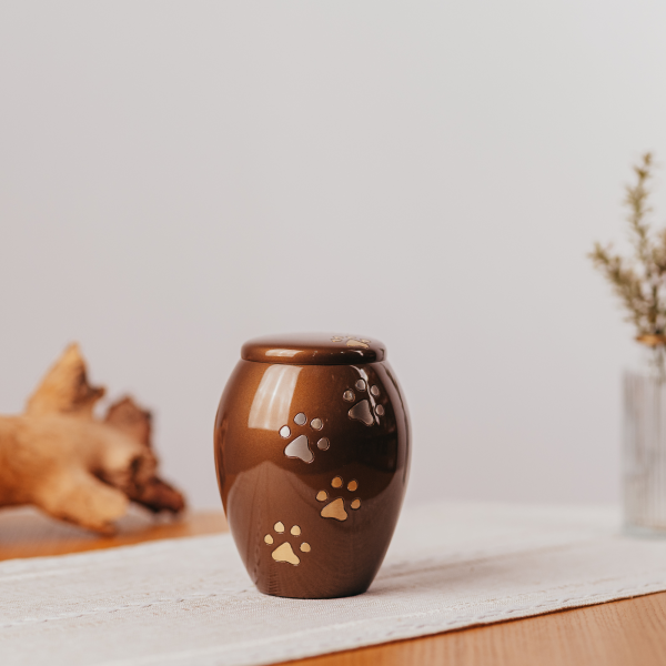 Metallurne hoch mit goldenen und silbernen Pfoten