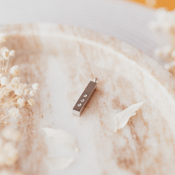 Ascheanhänger Zylinder mit drei Zirkoniasteinen