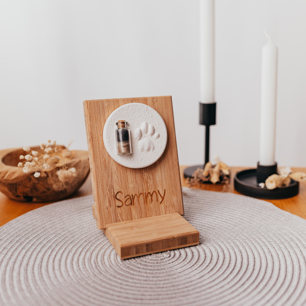 Pfotenabdruck aus Gips mit Fell auf Holztafel inkl. Namensgravur