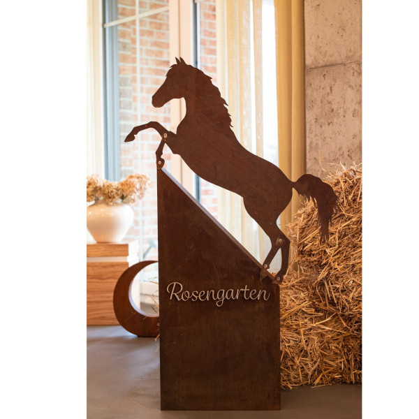 Edelrost-Urne, Steigendes Pferd auf Säule