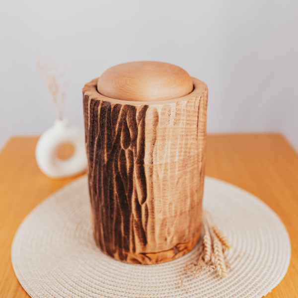 Handgefertigte Holzurne in Schnitzoptik