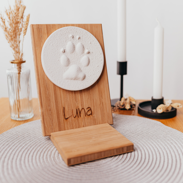 Pfotenabdruck aus Gips auf Holztafel inkl. Namensgravur